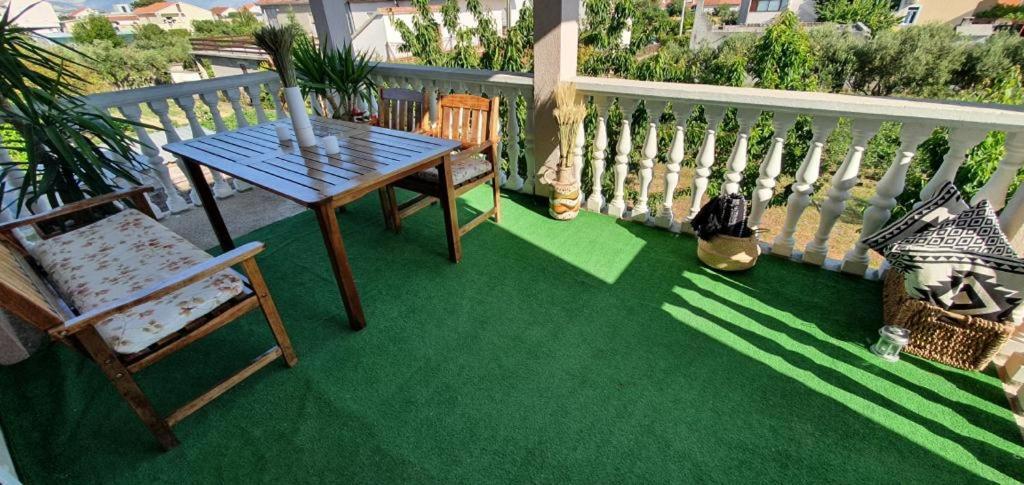 Three Bedroom Apartment Between Trogir And Split Kaštela المظهر الخارجي الصورة