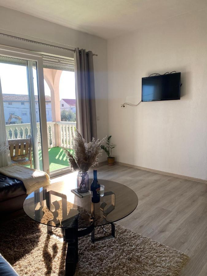 Three Bedroom Apartment Between Trogir And Split Kaštela المظهر الخارجي الصورة
