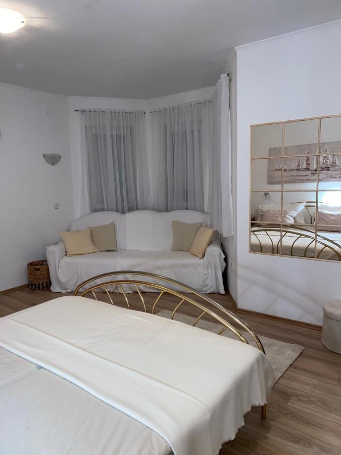 Three Bedroom Apartment Between Trogir And Split Kaštela المظهر الخارجي الصورة
