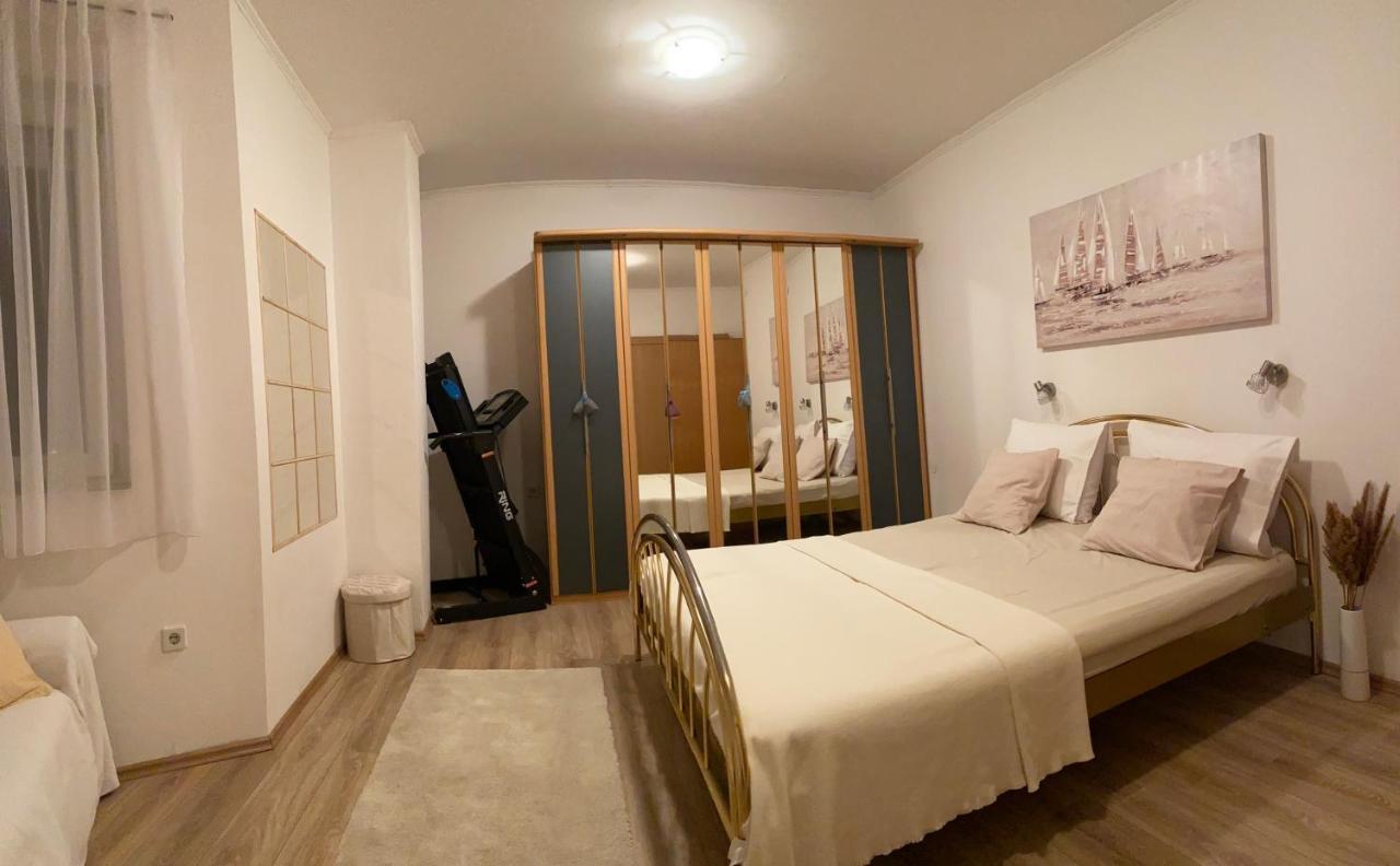 Three Bedroom Apartment Between Trogir And Split Kaštela المظهر الخارجي الصورة
